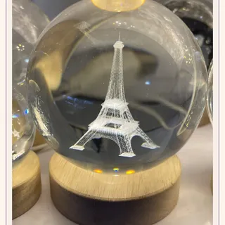 گوی شیشه‌ای چراغ دار ایفل