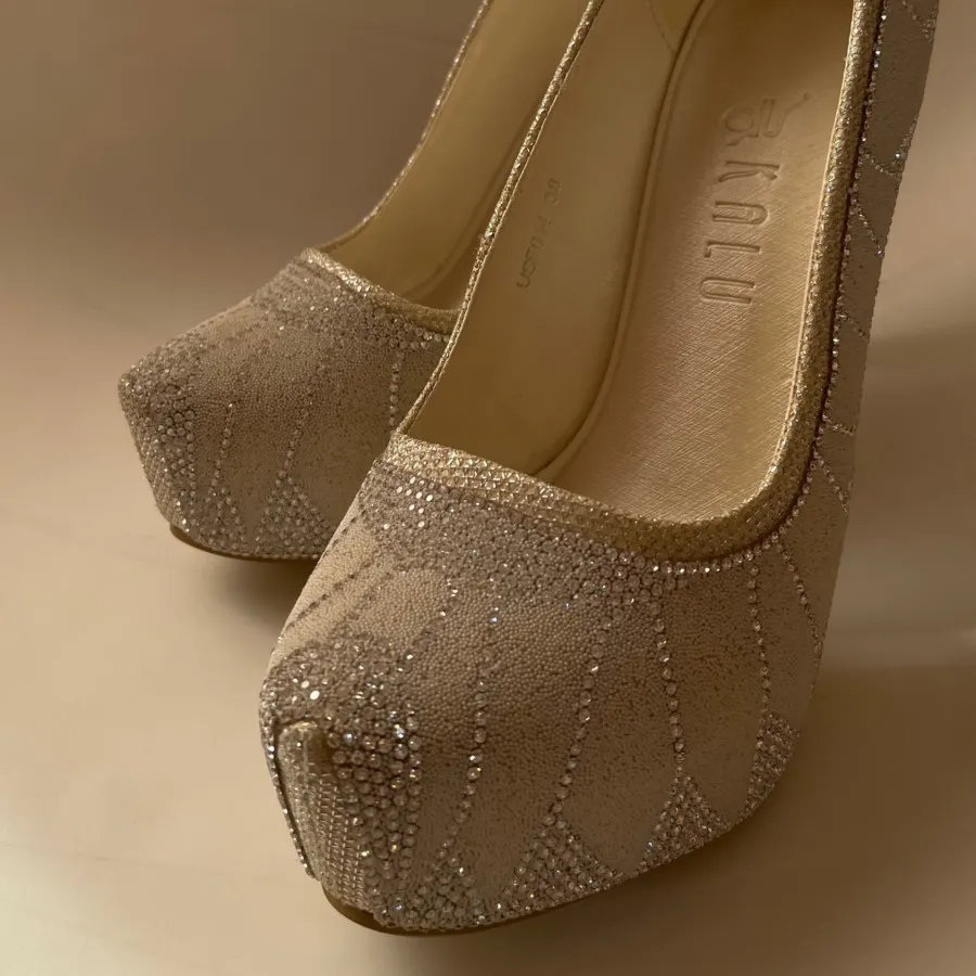 کفش سفید شب