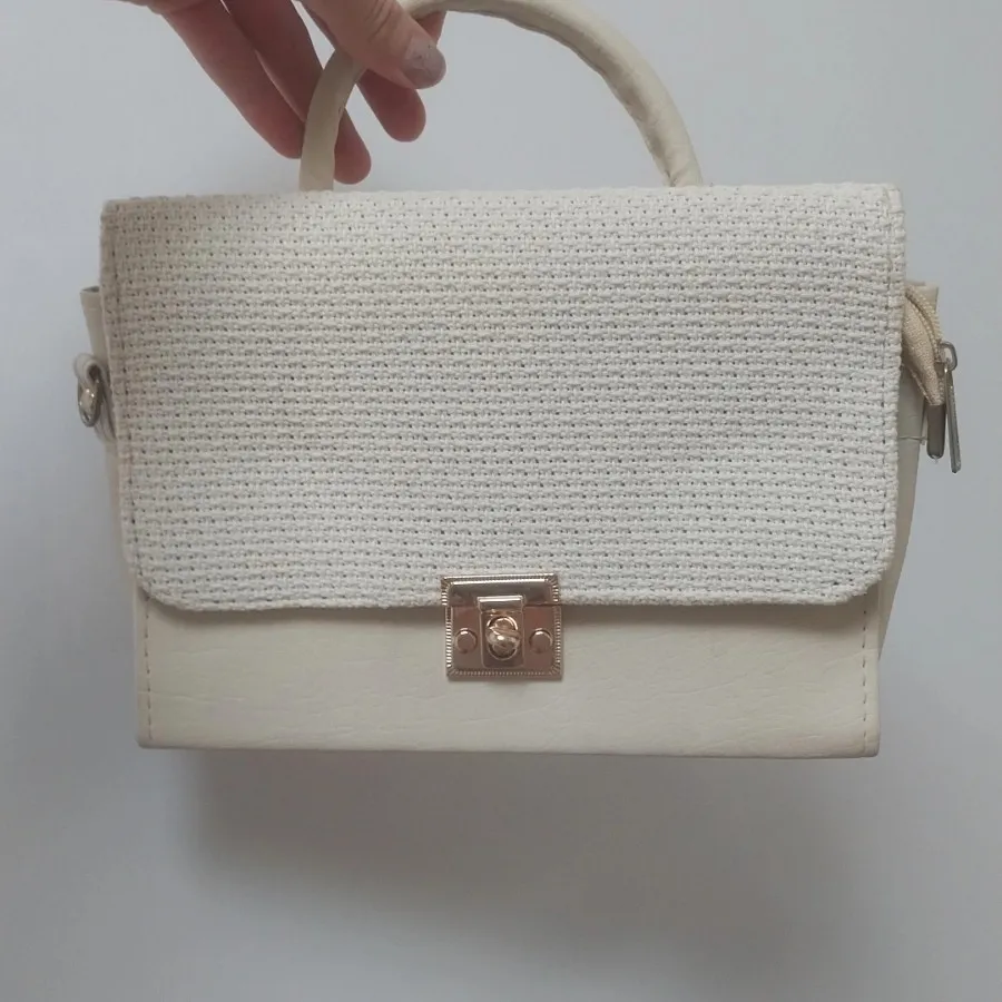 کیف رنگ کرمی