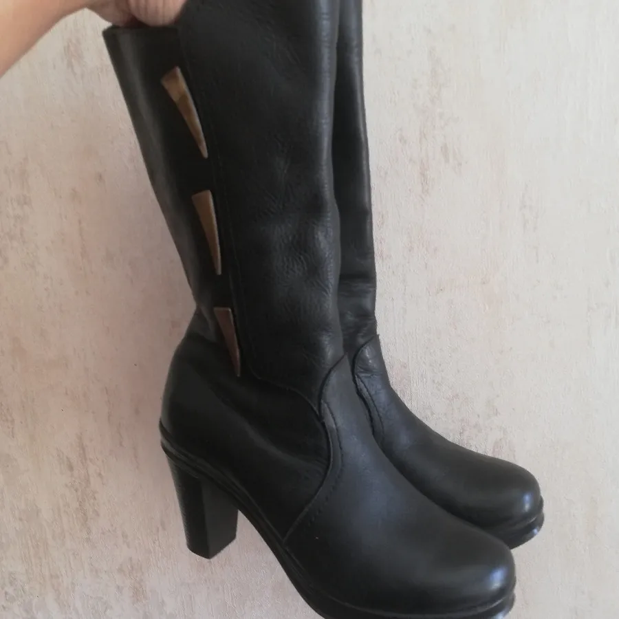 بوت چرم خاتون
سایز 38