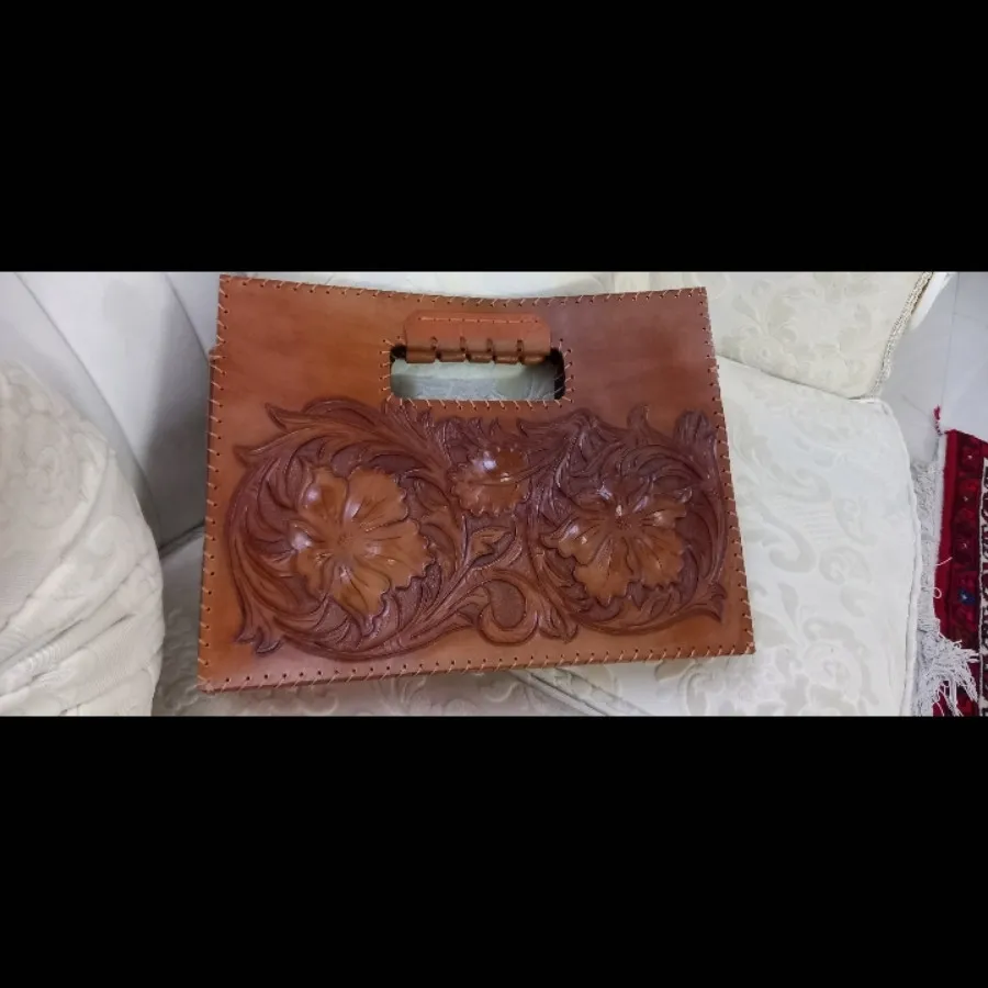 کیف چرم حکاکی شده