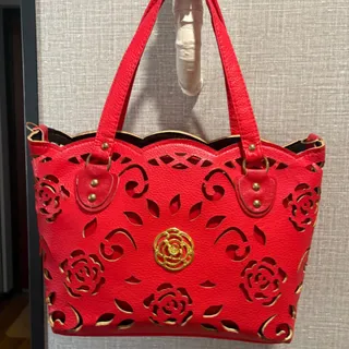 کیف زیبا و قرمز خوشرنگ