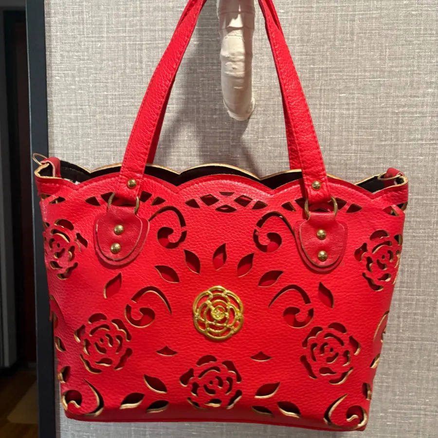 کیف زیبا و قرمز خوشرنگ