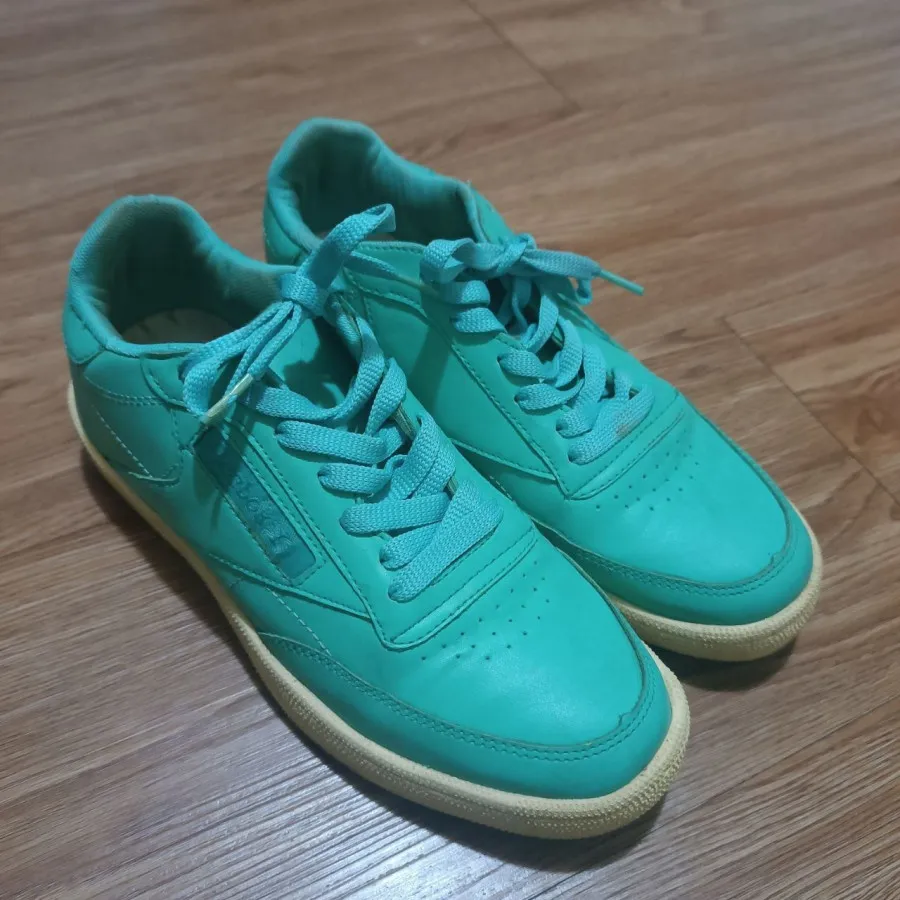 کتونی فیروزه ای