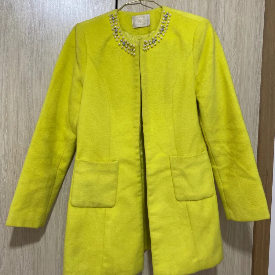 پالتو زردمروارید دار