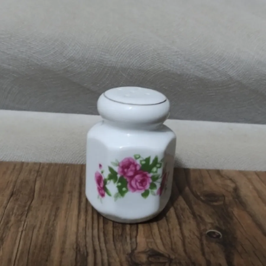 نمکدان گلسرخی ژاپنی