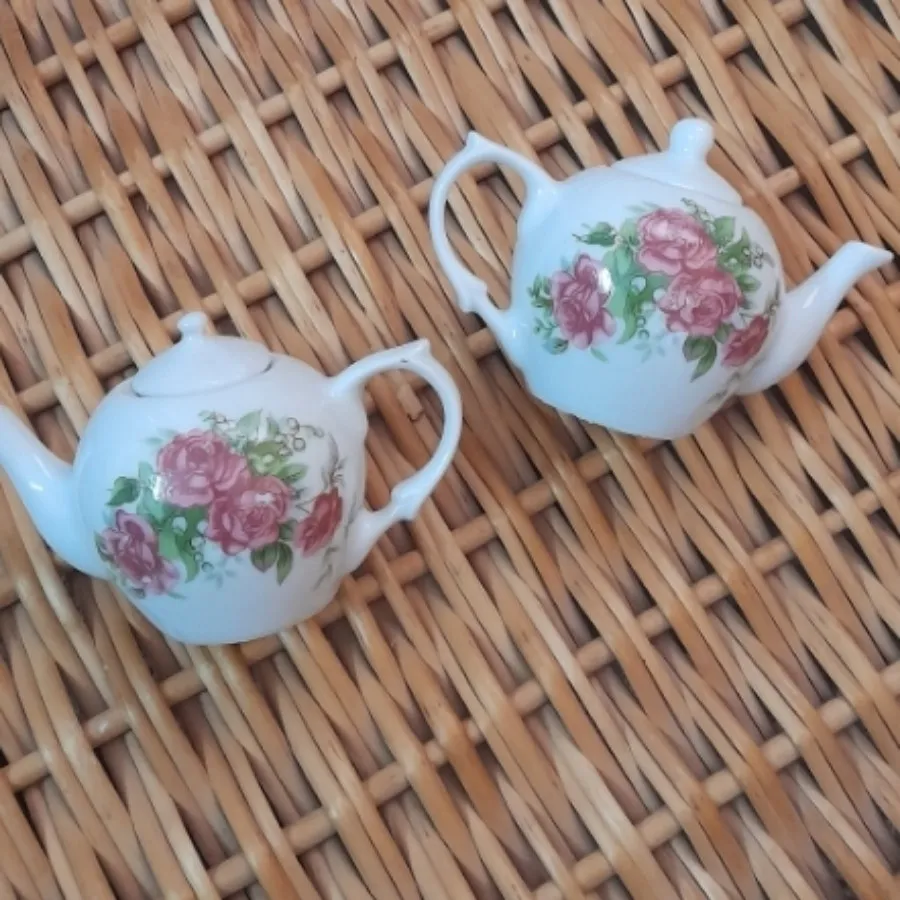 قوری کوچک قدیمی گل سرخی