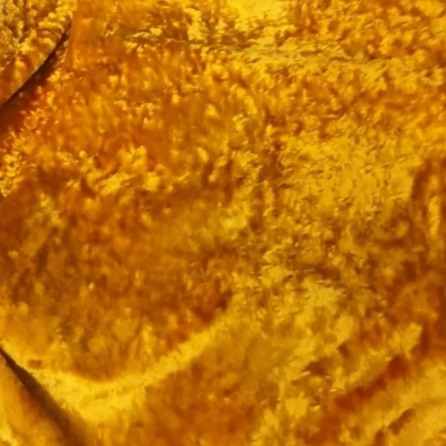 روی تختی مخمل قدیمی