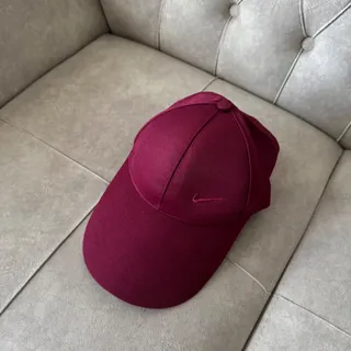 کلاه کپ زرشکی