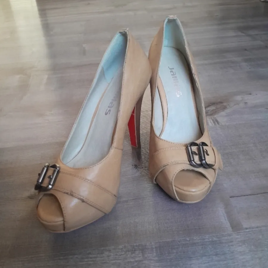 کفش پاشنه دار