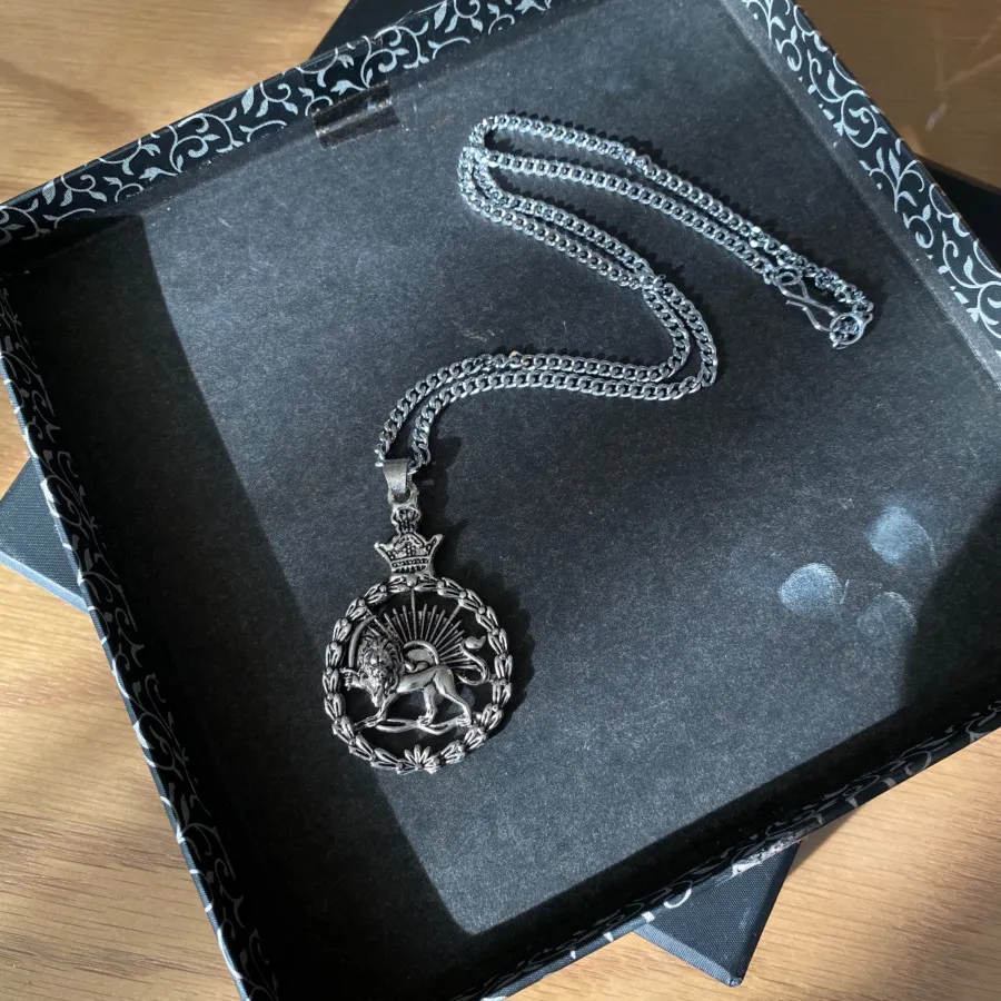 گردنبند شیر و خورشید