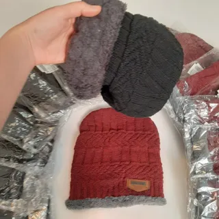 کلاه بافت داخل حوله