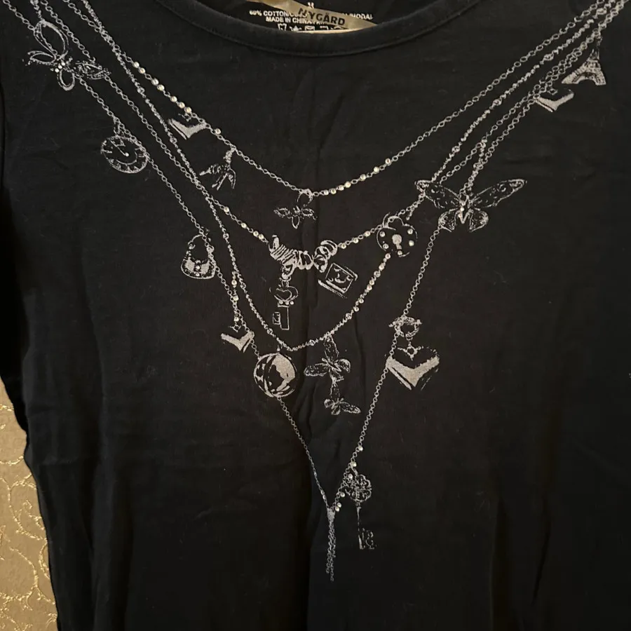 تی شرت طرح گردنبند