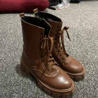 بوت قهوه ای