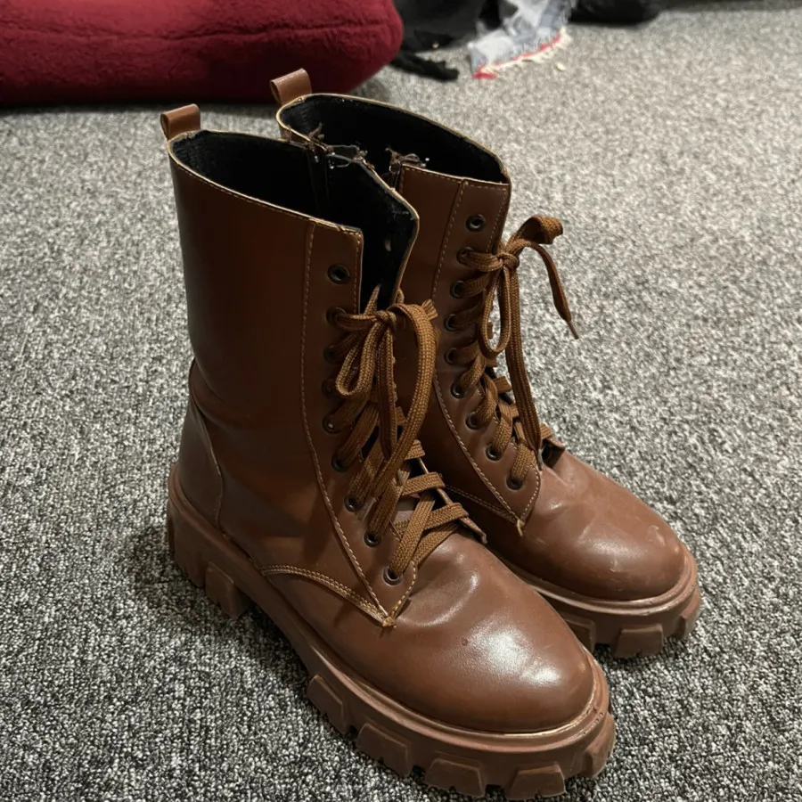 بوت قهوه ای