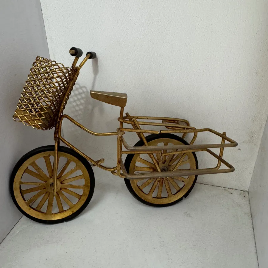 دکوری قدیمی دوچرخه طلایی