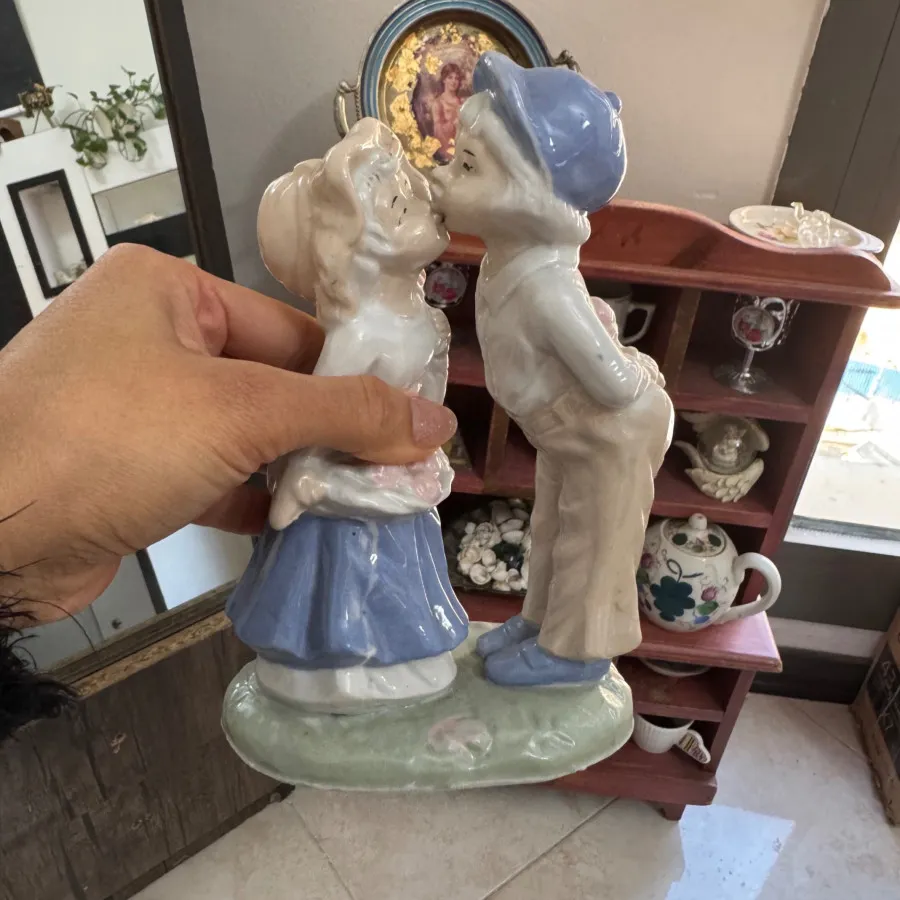 مجسمه دختر و پسر