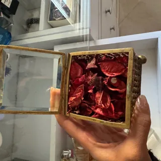 جعبه جواهر در شیشه ای