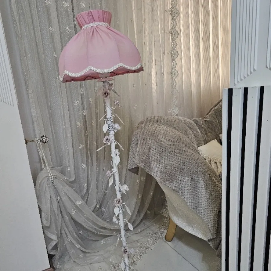 آباژور ایستاده