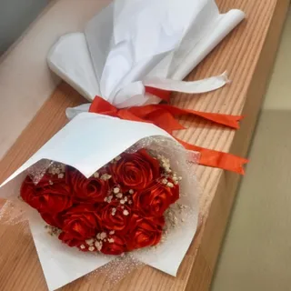 دسته گل رز قرمز