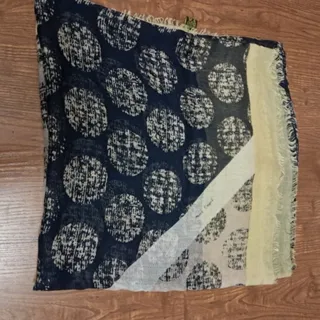 تعدادی روسری و شال