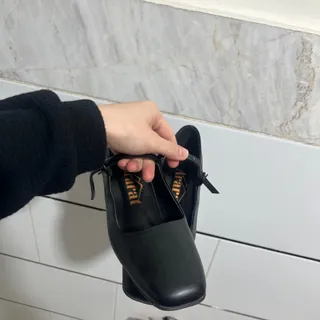 کفش مشکی ناز و مامان باله