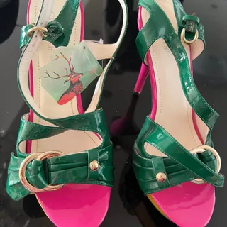 کفش خوشرنگ و شیک اتیکتدار