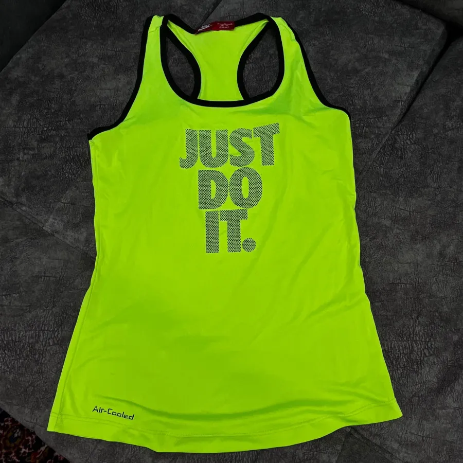 تاپ ورزشی طرح نایک زنانه