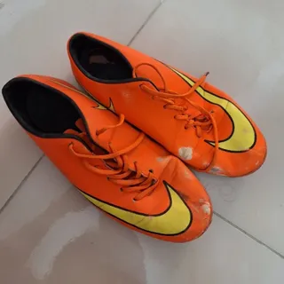 کفش ورزشی سالنی