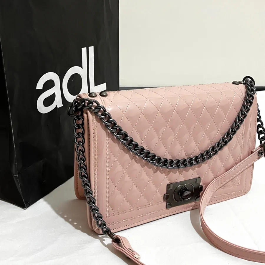 کیف شنل صورتی