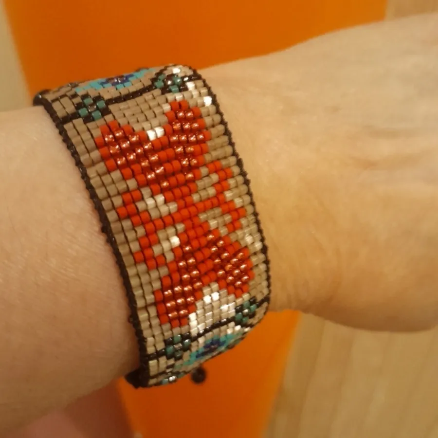 دستبند دستساز منجوقبافی