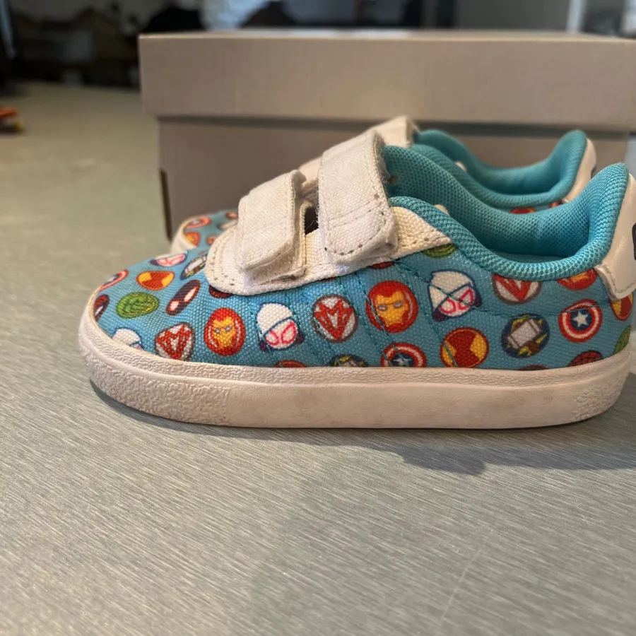 کتونی آدیداس مارول