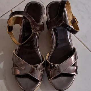 کفش بژ پاشنه بلند ورنی