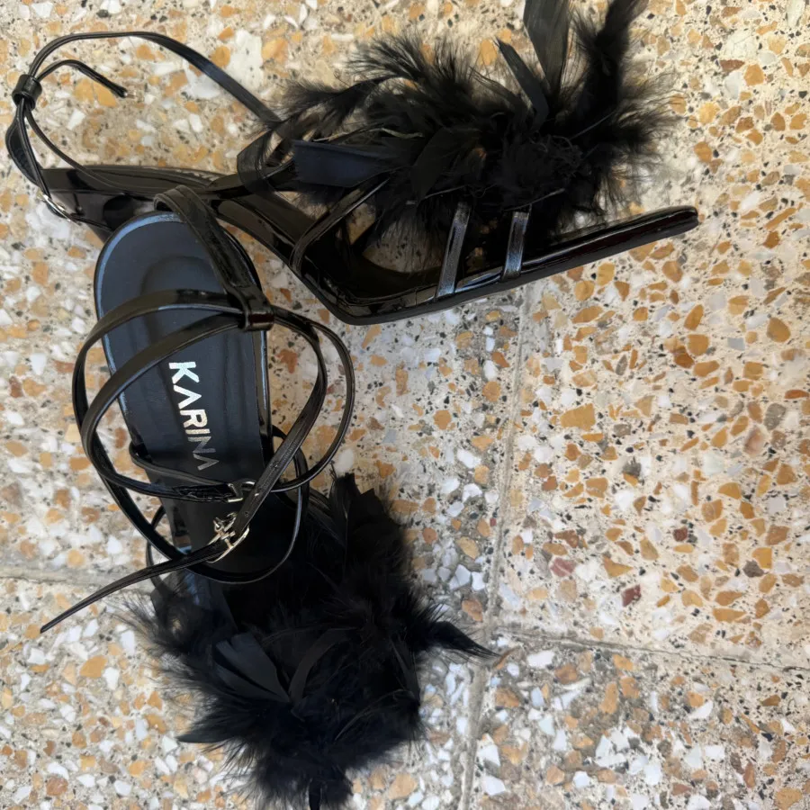 کفش مشکی فانتزی پر دار