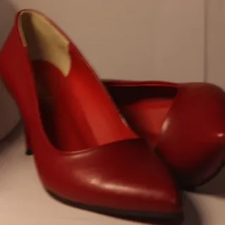 کفش برشکا قرمز تیره