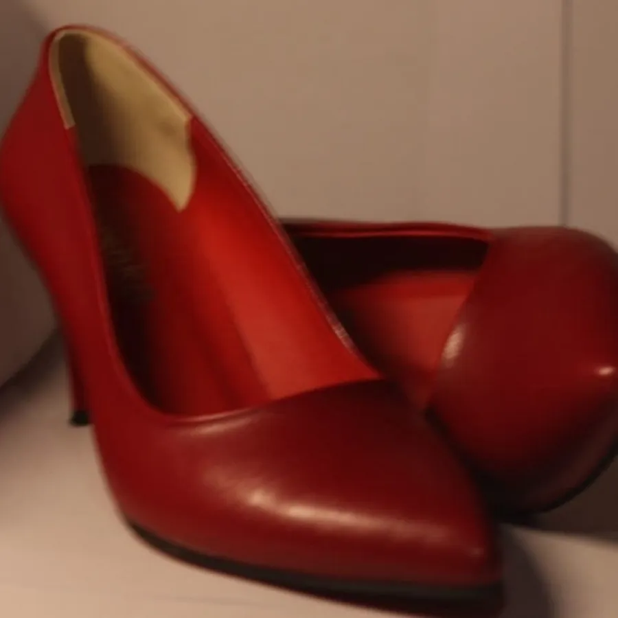 کفش برشکا قرمز تیره