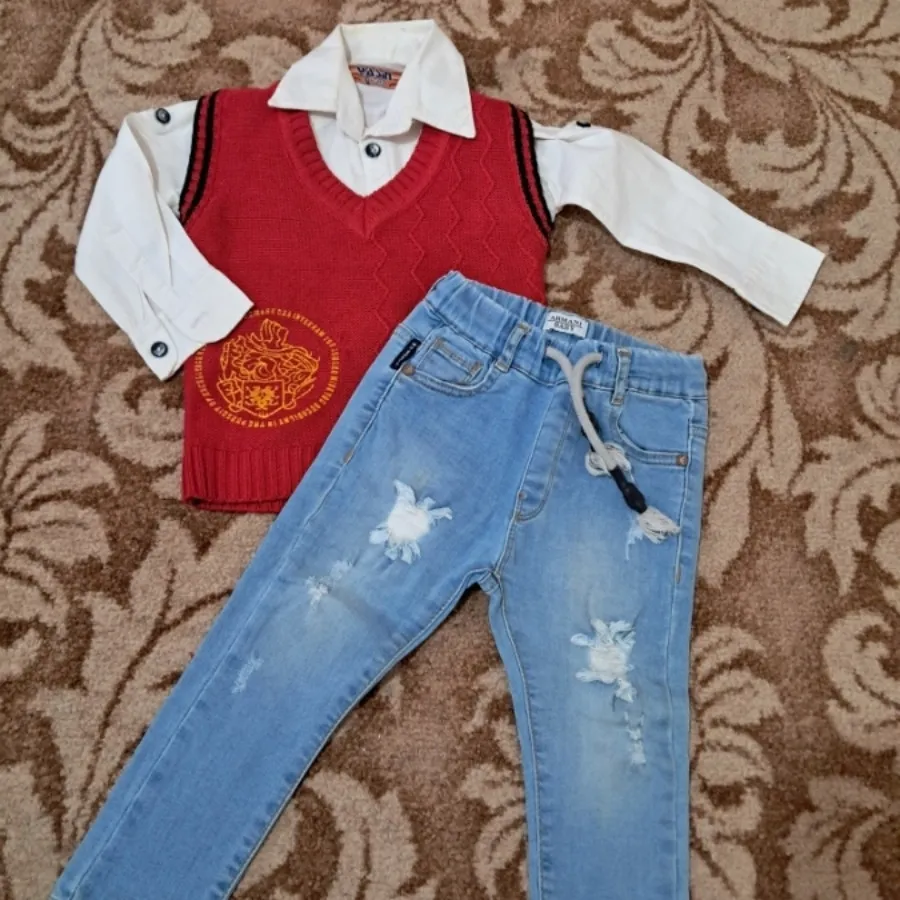 بلوز سفید پسرانه و جلیقه