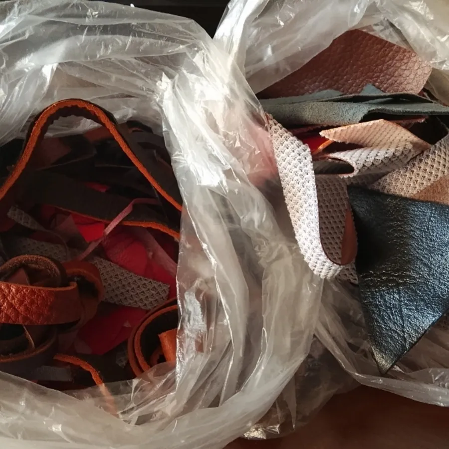 مقداری چرم برای چرم دوزی