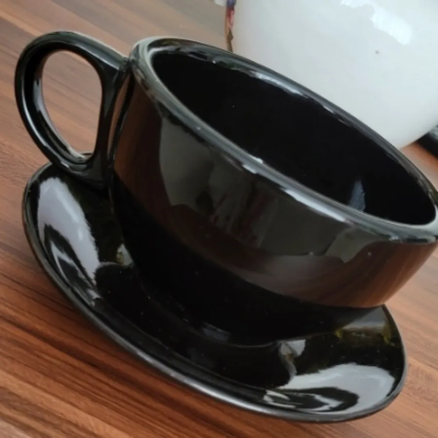 فنجان و پیش دستی