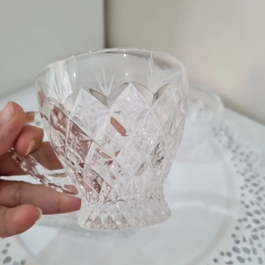 فنجان چای و قندان