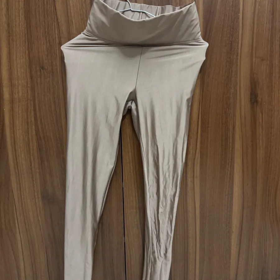 لگینگ کرمی طلایی