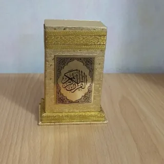 قرآن به همراه قاب محافظ