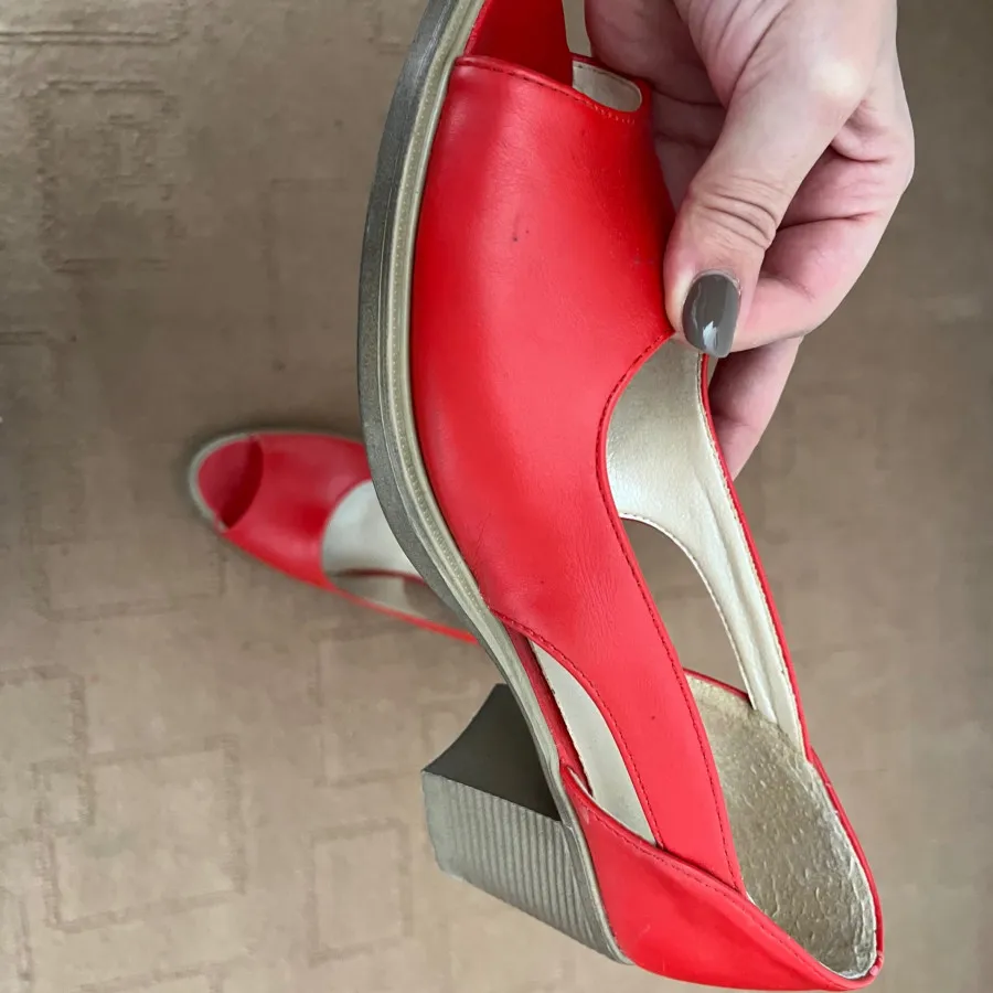 کفش پاشنه‌دار قرمز