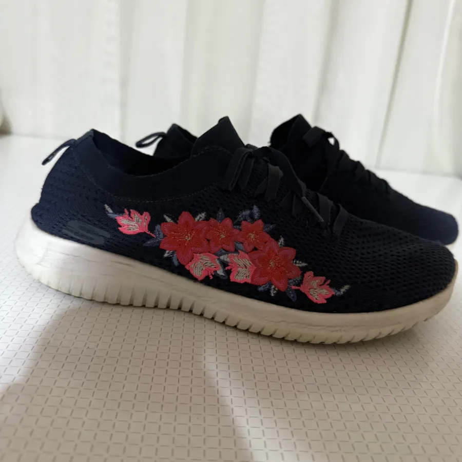 کفش از برند اسکیچرز