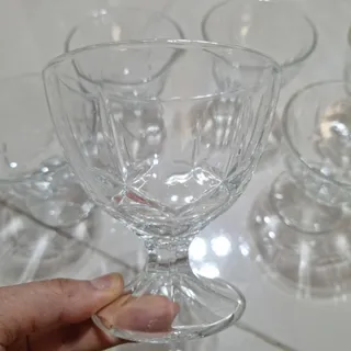 یک دست بستنی خوری فرانسه