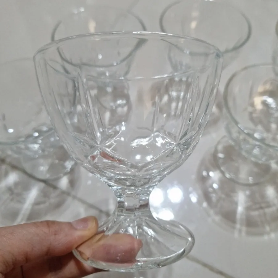 یک دست بستنی خوری فرانسه