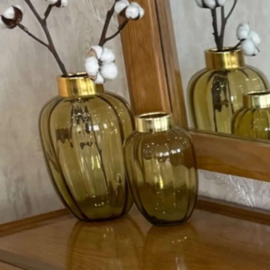 گلدان شیشه ای لبه طلایی