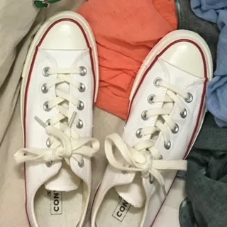 کفش کانورس کرمی