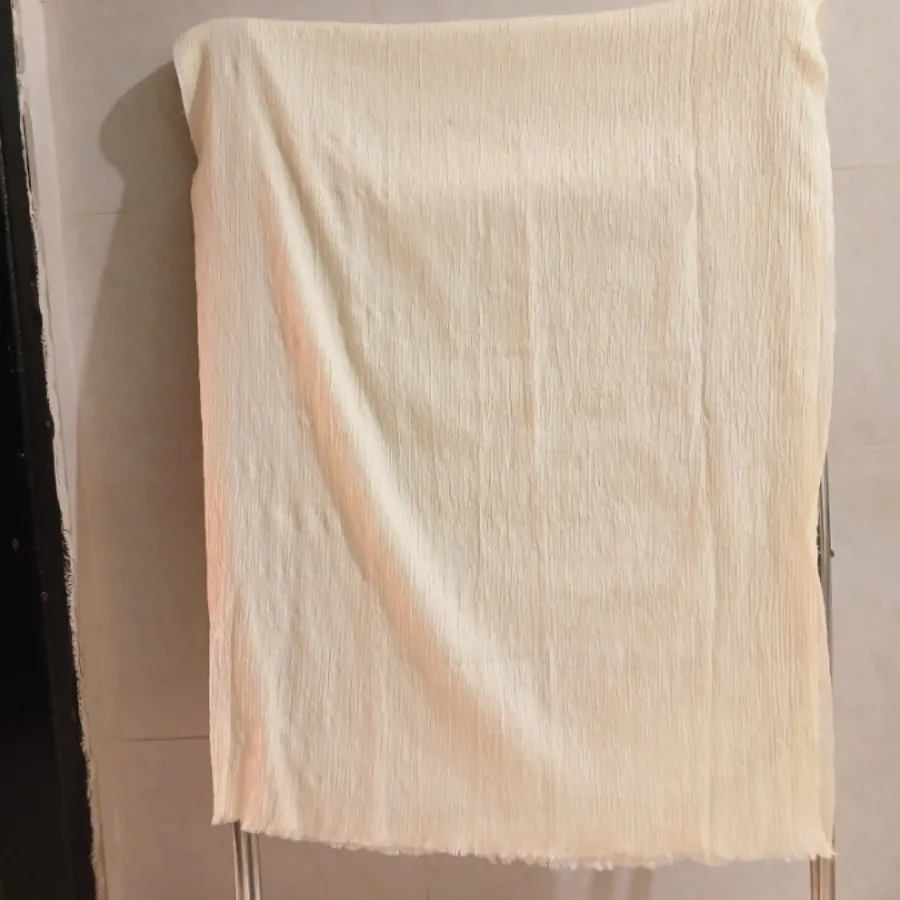 شال کرم رنگ