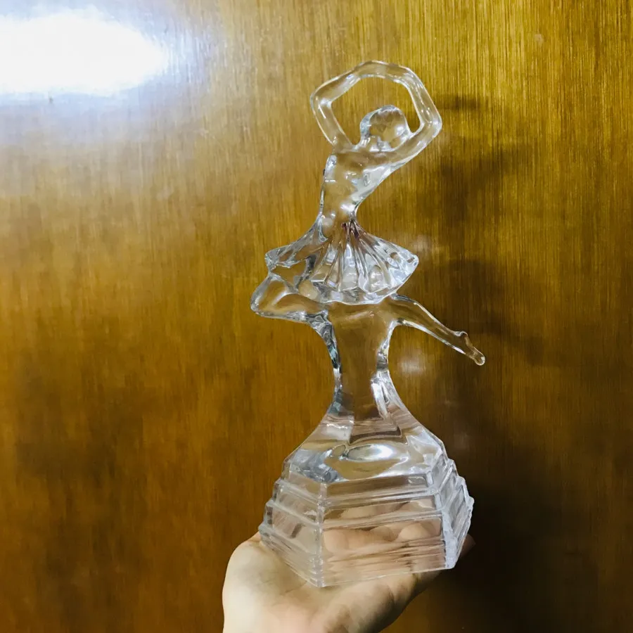 مجسمه کریستال